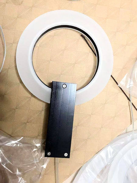 Lights of Scandinavia – Halo – Moderner hängender Treppen-LED-Kronleuchter. Perfekt, um in jeder Ecke oder auf einer Treppe Stimmung zu schaffen. Ringe aus Aluminium/Acryl. Spezifikationen: Lichtquelle: LED-Leuchtmittel, Sockeltyp: 2G11, inklusive Leuchtmittel, dimmbar, Schaltertyp, Stromquelle: Wechselstrom, 110–240 V, Beleuchtungsbereich, Abdeckung, Installationsart, halbbündige Montage, Gehäusematerial: Acryl, Garantie: 2 Jahre, Zertifizierung: CCC, CE, CQC, FCC, GS, LVD, PSE, ROHS , SAA, UL