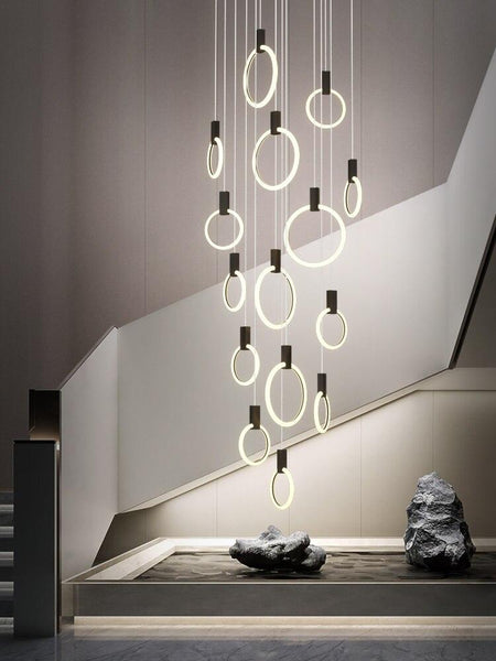Lights of Scandinavia – Halo – Moderner hängender Treppen-LED-Kronleuchter. Perfekt, um in jeder Ecke oder auf einer Treppe Stimmung zu schaffen. Ringe aus Aluminium/Acryl. Spezifikationen: Lichtquelle: LED-Leuchtmittel, Sockeltyp: 2G11, inklusive Leuchtmittel, dimmbar, Schaltertyp, Stromquelle: Wechselstrom, 110–240 V, Beleuchtungsbereich, Abdeckung, Installationsart, halbbündige Montage, Gehäusematerial: Acryl, Garantie: 2 Jahre, Zertifizierung: CCC, CE, CQC, FCC, GS, LVD, PSE, ROHS , SAA, UL