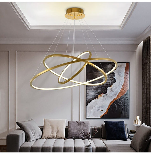 Lights of Scandinavia – Wien – Schlichte, aber elegante Pendelleuchte/Kronleuchter. Modernes, minimalistisches Design, 1,5 mm Edelstahl mit vakuumbeschichteter Goldoberfläche und Lampenschirm aus Polymersilikon. Langlebiger LED-Chip. Einstellbare Hängelänge. Für hohe Decken können wir die Aufhängeseile individuell nach Ihren Wünschen anpassen. Geeignet für: Lobbys, Schlafzimmer, Wohnzimmer, Esszimmer, Treppenhäuser usw.