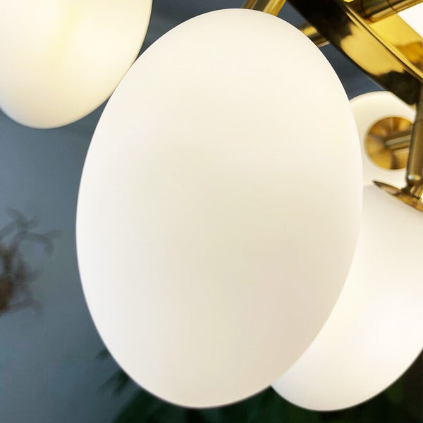 Luminate Living – Zygote Hochwertiger Cluster-Kronleuchter aus weißem Glas. Organisch inspiriertes Design gepaart mit luxuriösen Materialien. Perfekt für Esszimmer, Wohnbereiche, Eingangsbereiche, Hotelbereiche, Restaurants usw. Weiße Glascluster mit Grundrahmen in französischer Goldfarbe oder Rohkupfer.