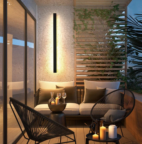 Lights of Scandinavia - Funkis - Funkis - IP65 Wasserdichte LED-Wandleuchte für den Außenbereich. Schwarz mattierte Aluminiumoberfläche und helle, leistungsstarke LED-Quelle. Die dimmbare Version wird mit einer Fernbedienung zur Einstellung von Helligkeit und Farbtemperatur geliefert.
