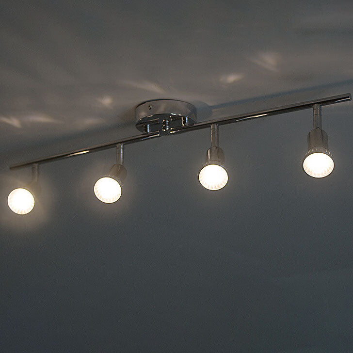 Projecteur chromé à quatre lumières éclairé au plafond
