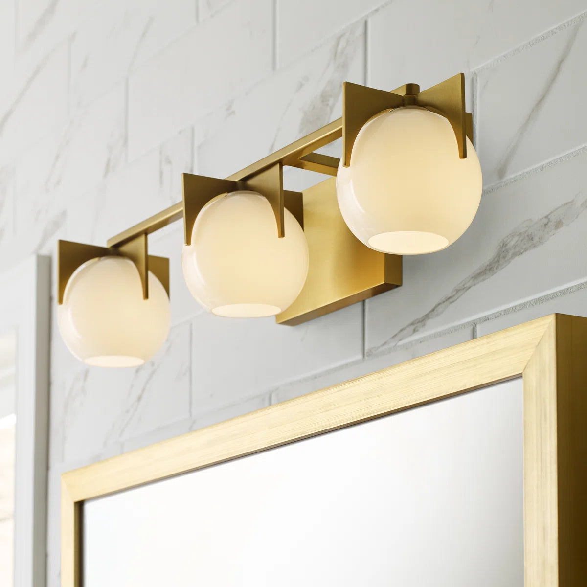 Chase Mid-Century Modern Runde Milchglas-Kosmetikleuchte aus Messing (2).webp__PID:06a4b350-57d7-4e58-b7e5-8d9bc228b52d