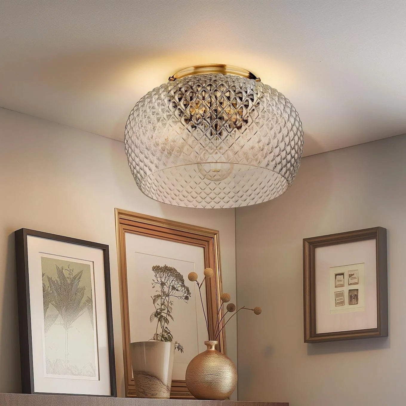 Lampa sufitowa Evander Vintage Brass Cut Glass Scene1.webp__PID:a2ac3be7-4a33-4e40-8f95-b86c701e962e