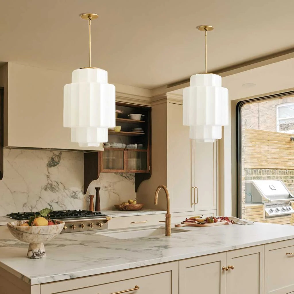 Lampada a sospensione in vetro bianco opalino a più livelli in ottone anticato (7).webp__PID:095e2642-cf6b-4531-9502-5b0667c46099