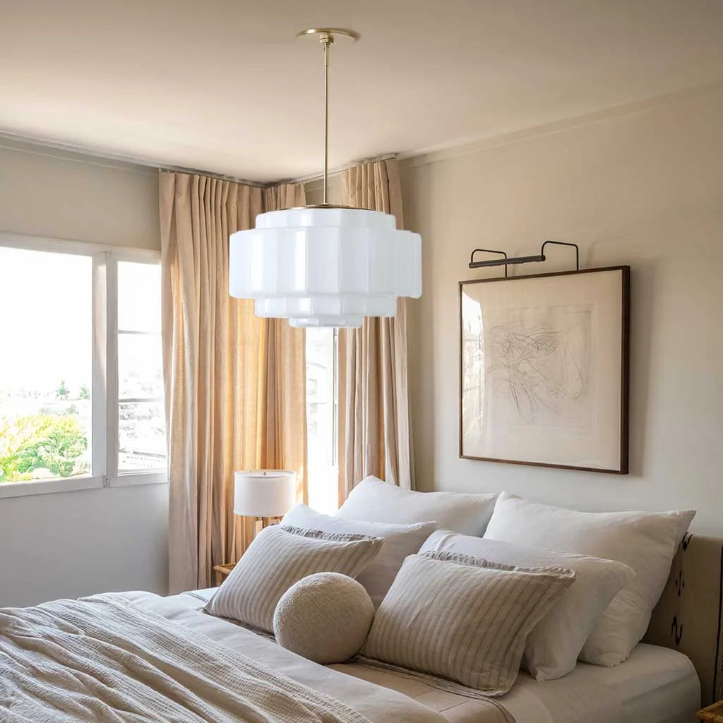 Lampada a sospensione in vetro bianco opalino a più livelli in ottone anticato (3).webp__PID:76060250-095e-4642-8f6b-753115025b06