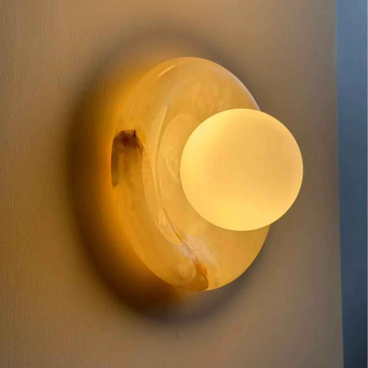 Rhea Moderne Natuurlijke Gravure Onyx Glazen Bol Wandlamp (20)1.webp__PID:8e676a63-832c-45ce-a66b-047007463311