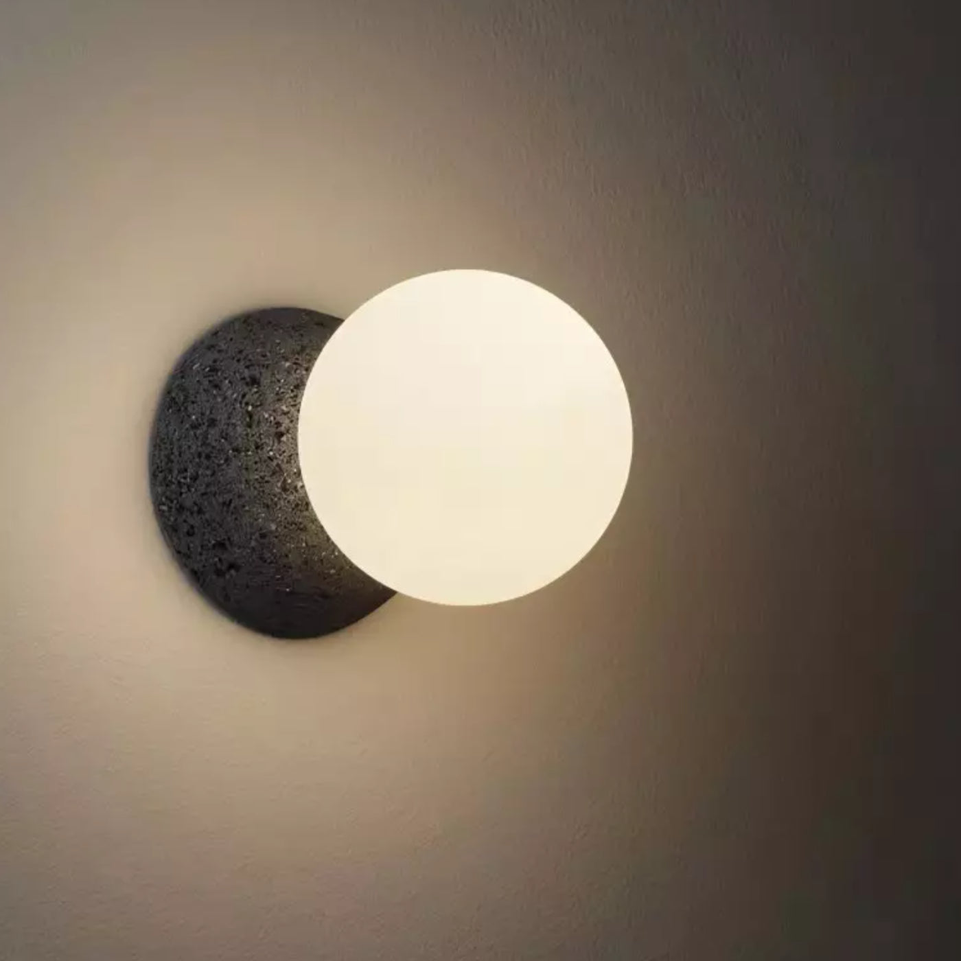 Luminária pendente ou de parede geométrica Terra Modern scene16.webp__PID:496076e9-dd4a-4ada-91be-427b8bfc679c