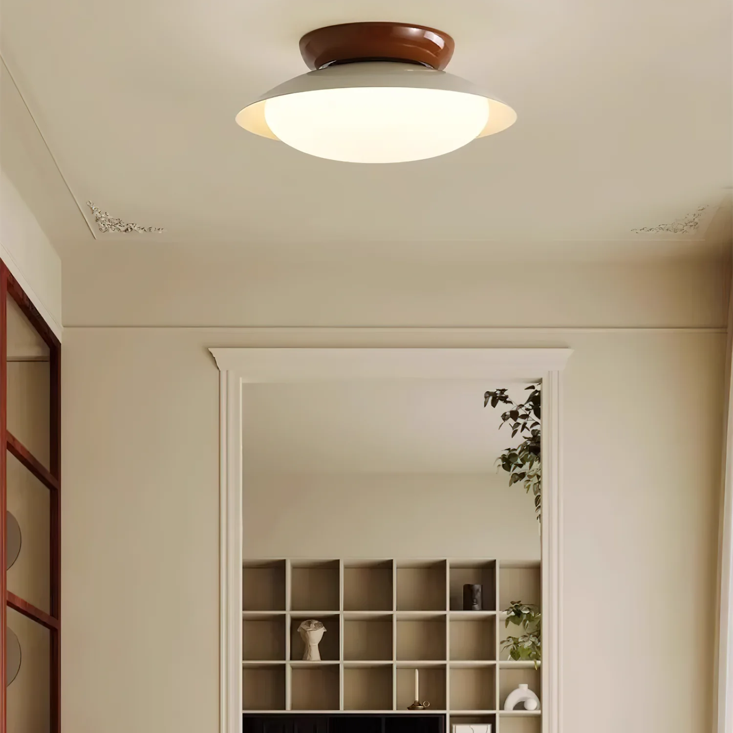 Moderne Deckenleuchte „Liam“ mit mattiertem Kuppelschirm scene1.webp__PID:ec3847c0-4079-4ed8-b611-d8b471625c5f