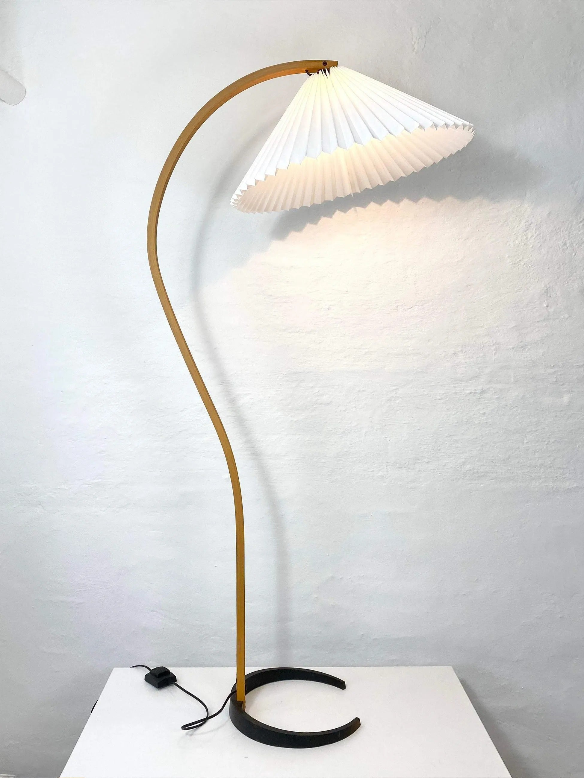 Signe Nordic gebogen houten vloerlamp3.jpg__PID:fe3e8d70-b935-4340-8402-d830ce33e87d