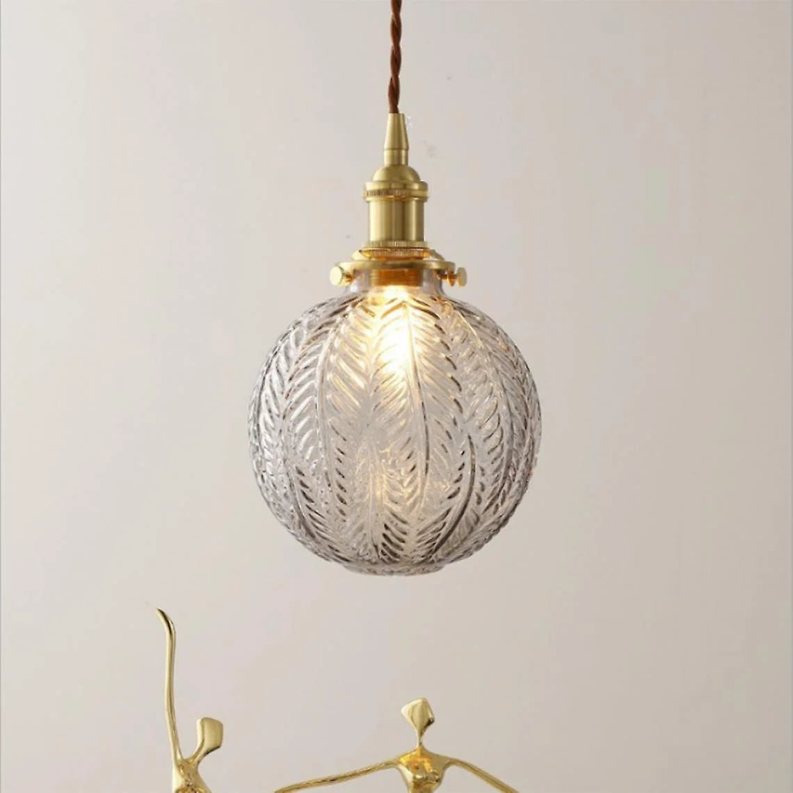 Bola de vidro com pena cinza.webp__PID:66f7212b-14f4-4904-878f-a6b1b867126a