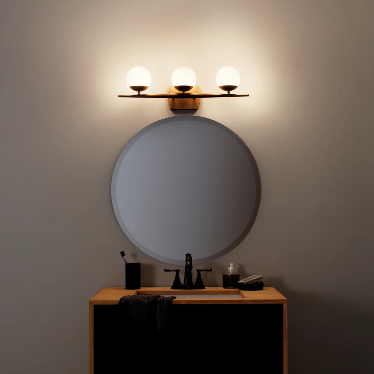 Lampada da toeletta moderna in vetro opalino a 3 luci Dyssebia Globe (13).webp__PID:0c625f50-b530-40a1-bcc0-bc8d20b9b846
