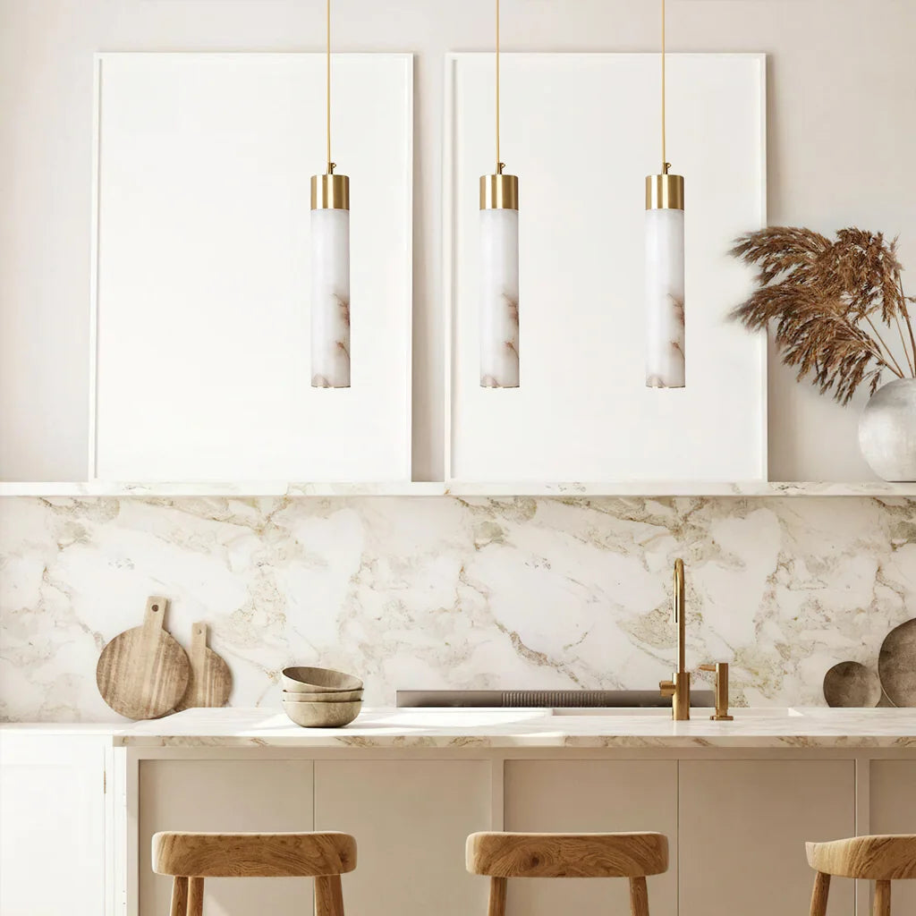 Ismara Alabaster Messing Vertikal Weiß Pendelleuchte3.webp__PID:71c34790-66f3-42c2-86ed-b02d771f5ecc
