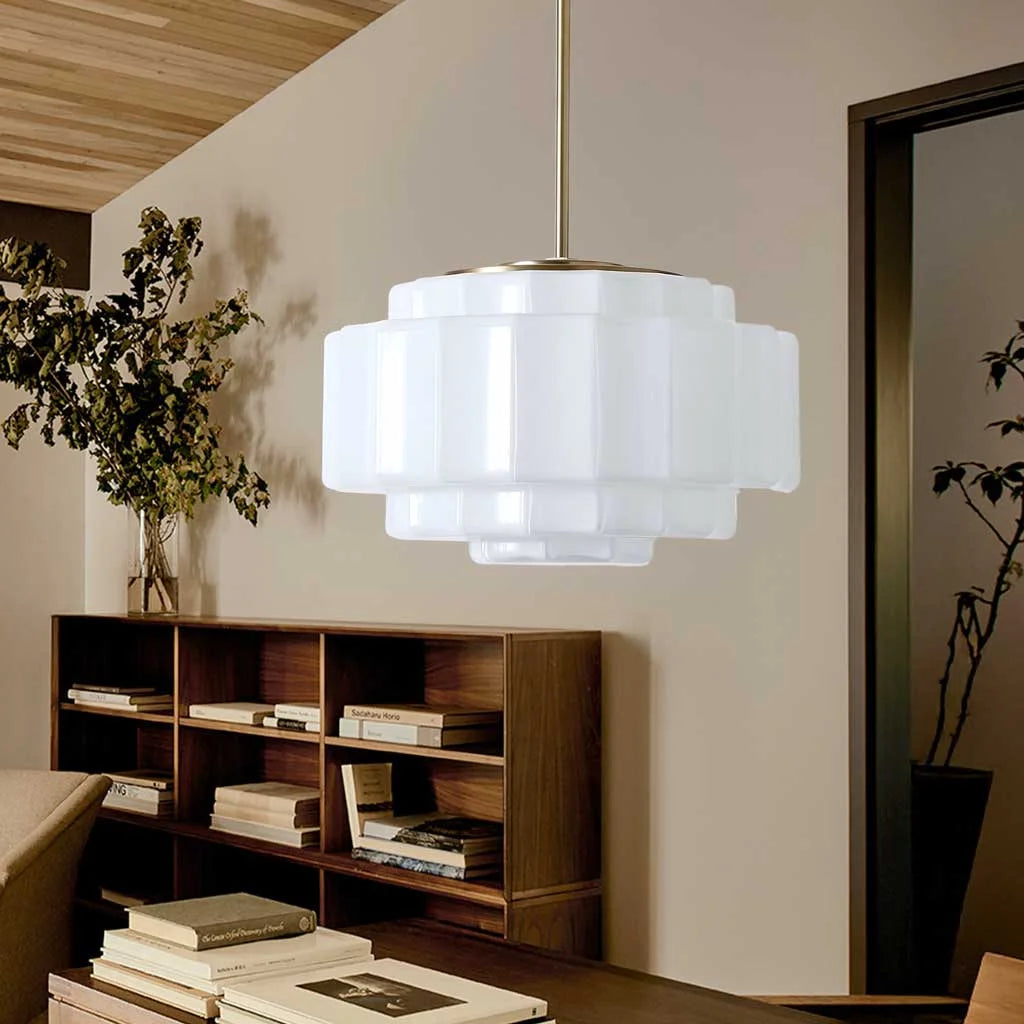 Lampada a sospensione in vetro bianco opalino a più livelli in ottone anticato (2).webp__PID:df760602-5009-4e26-82cf-6b753115025b