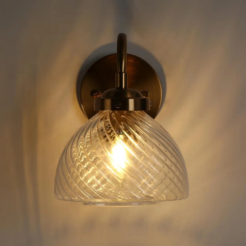 Elora Vintage Messing Wandleuchte mit gewirbeltem Glas detail3.webp__PID:fd7c142e-c848-4b9f-9c14-b77522bbb9e1