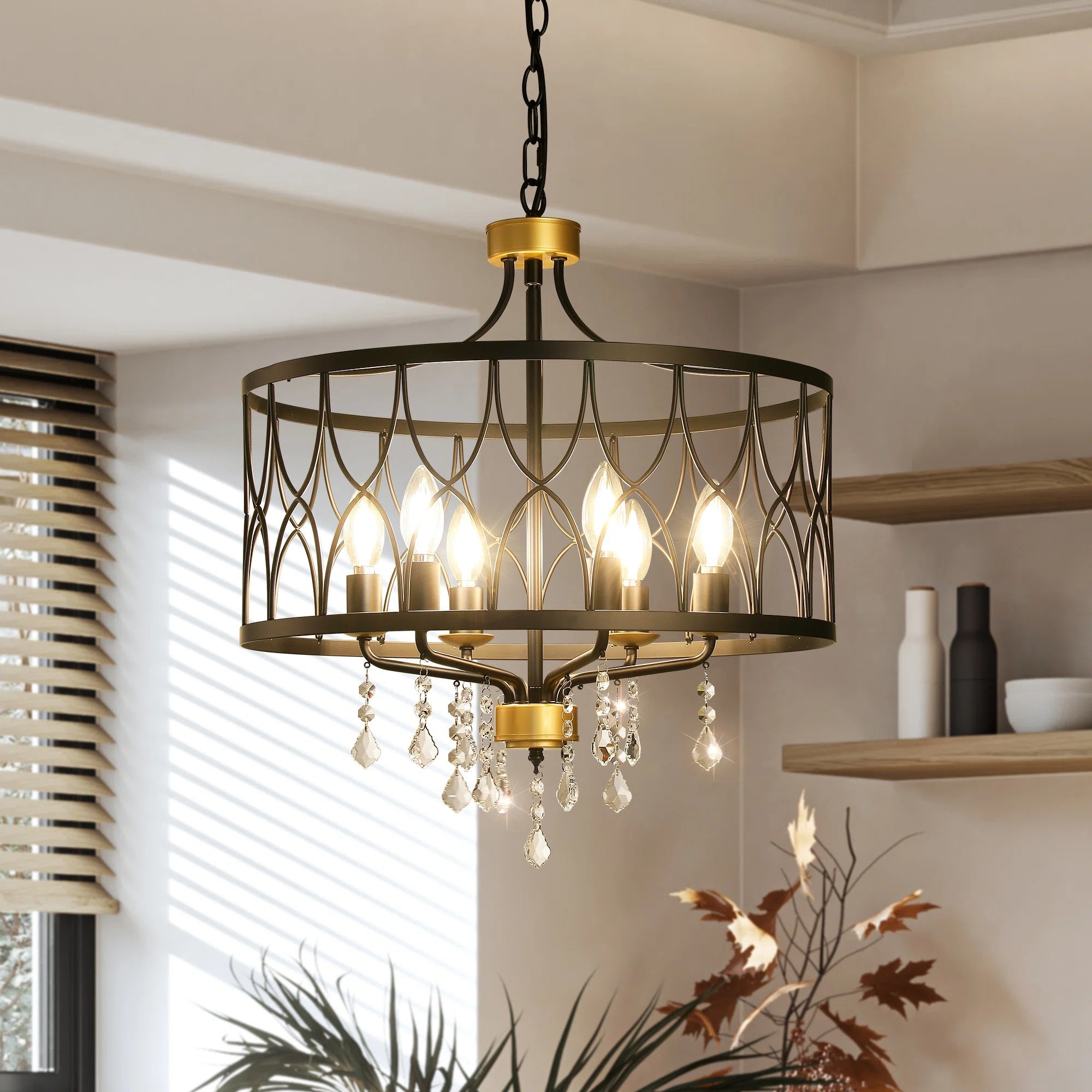 Callum Farmhouse Metalen Kooi Kroonluchter met 6 Lampen Scene1.webp__PID:e6b10f75-16fe-4672-a2f1-6ab6f31a67bf