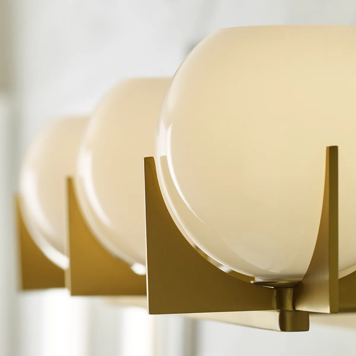 Chase Mid-Century Modern Runde Milchglas-Waschtischleuchte aus Messing (6).webp__PID:57d76e58-77e5-4d9b-8228-b52da0ac444f