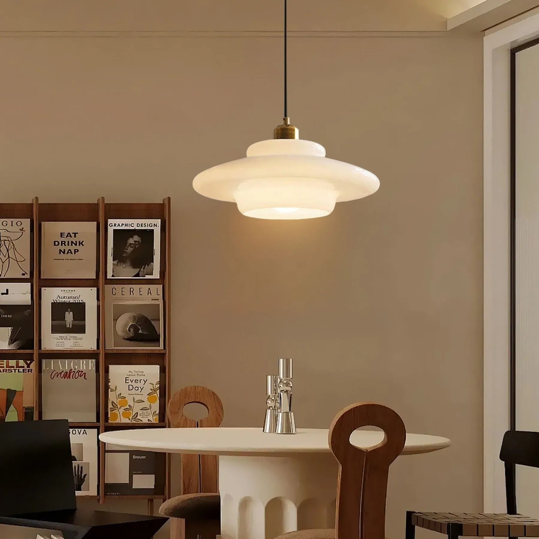 Moderne minimalistische Pendelleuchte aus Milchglas von Daphne scene3.webp__PID:8c9bbb9c-5935-4a5b-801f-27aabb413e3b