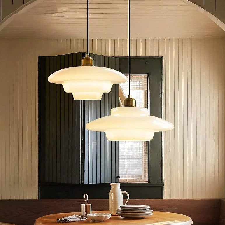 Moderne minimalistische Pendelleuchte aus Milchglas von Daphne scene12.webp__PID:1f27aabb-413e-4ba0-b367-797e59f49006