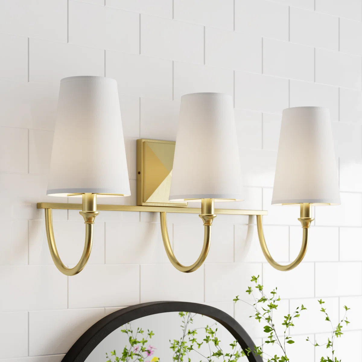 Lampada da toeletta Aurora Modern Farmhouse in tessuto bianco a 3 luci (2).webp__PID:cec41c00-0891-4939-b92e-bd2b745179f7