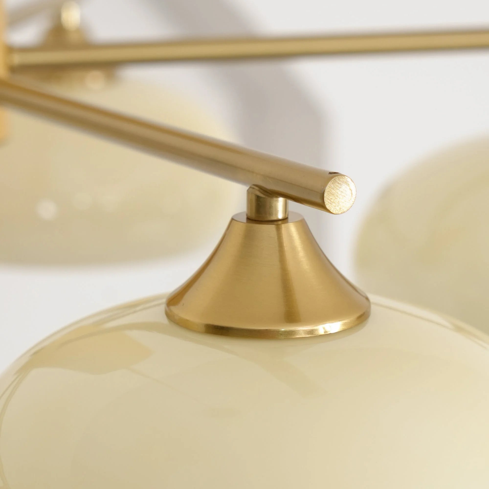 Clio Bauhaus Milchglas-Kronleuchter-detail2.webp__PID:62d459ce-8a4c-4f73-b7f4-0345e7d222d9