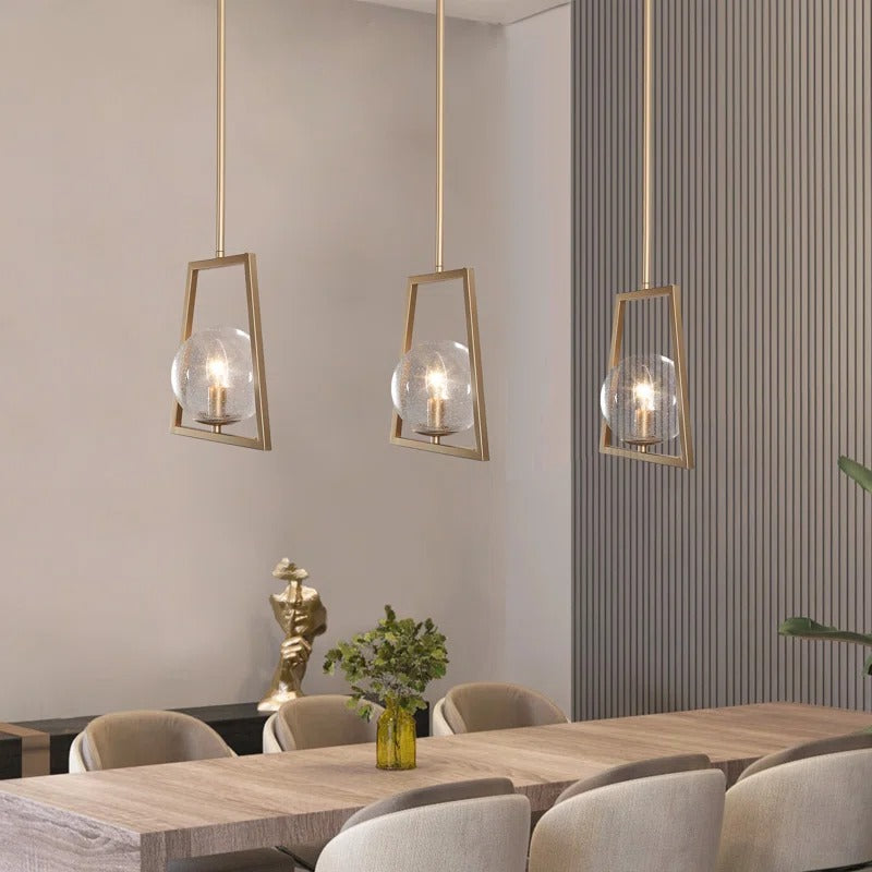 Odelia Lampadario geometrico industriale in ottone scene4.webp__PID:d85147d2-14d6-49cf-ad71-d4aa2ff84ba8