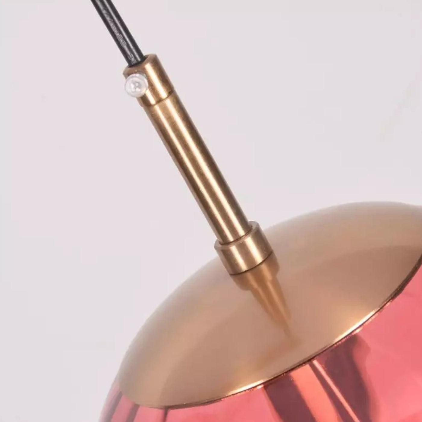 Suspension Octavia Gemstone Tones en verre plissé, détail 2.webp__PID:1e0fb903-cf56-48ad-9922-c695563aaf1c