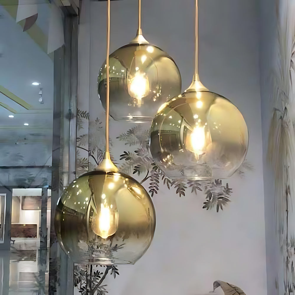 Lampada a sospensione moderna a sfera in vetro Nytheris (3).webp__PID:e5f94ae1-08c1-4461-aab3-1a0ae4879046