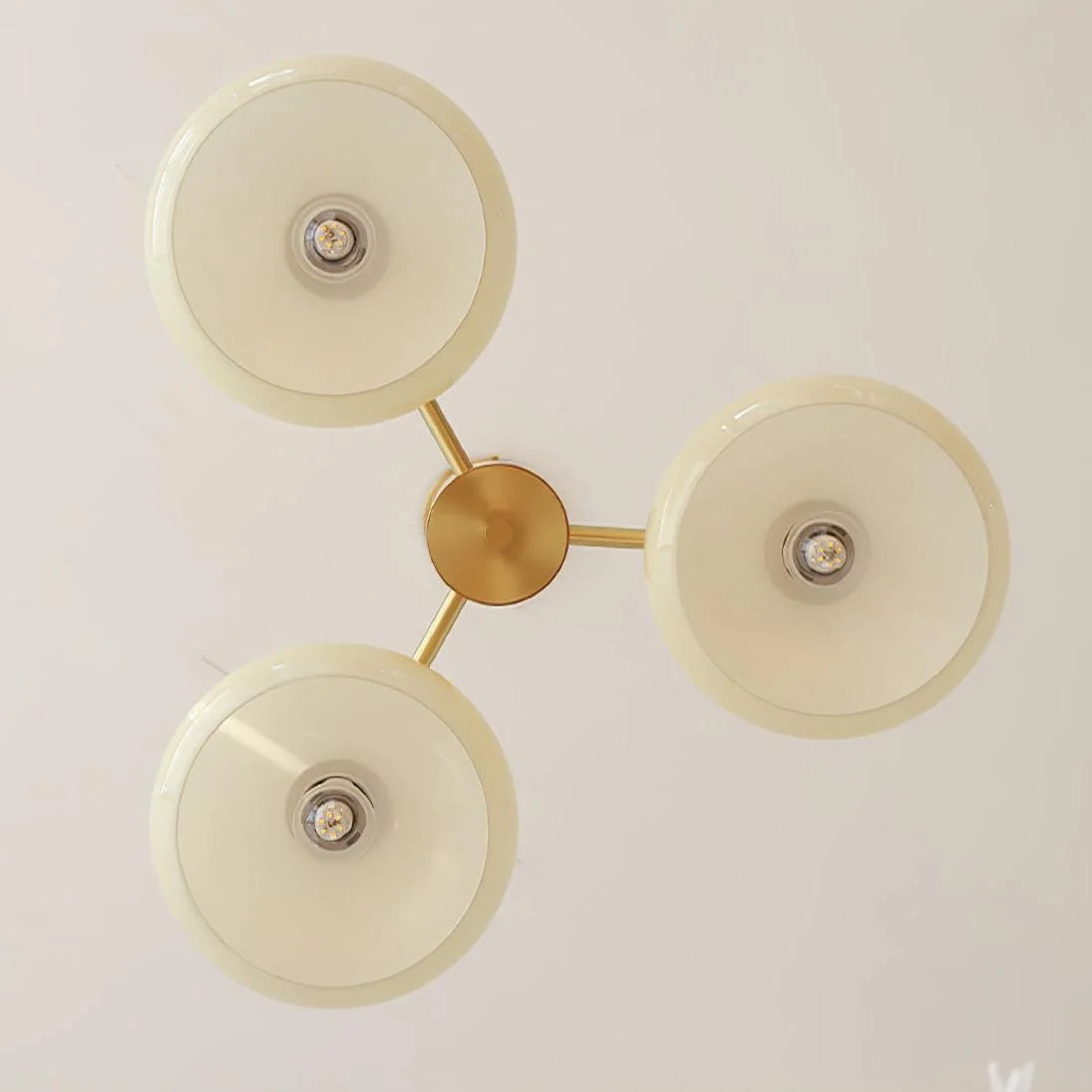 Clio Bauhaus Milchglas-Kronleuchter-11.webp__PID:e8a4dad6-7a7b-4669-ac2a-34471a40f888
