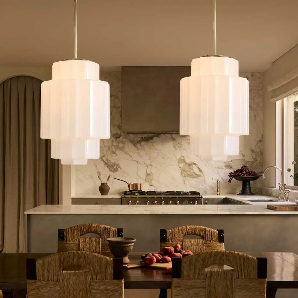 Lampada a sospensione in vetro bianco opalino a più livelli in ottone anticato (6).webp__PID:50095e26-42cf-4b75-b115-025b0667c460