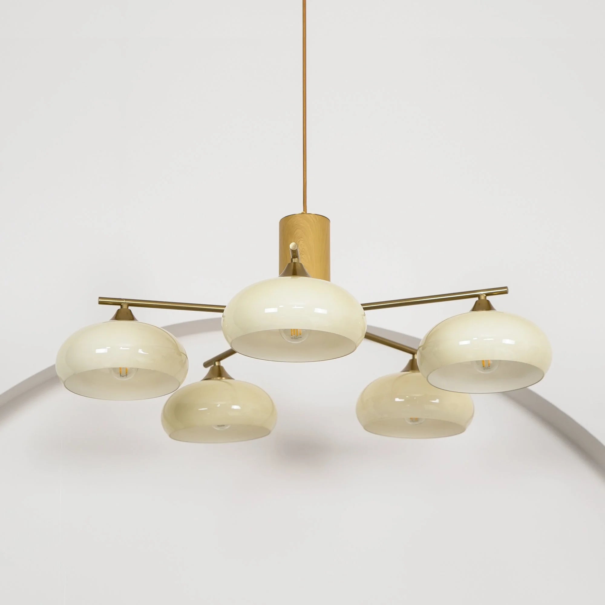 Clio Bauhaus Milchglas-Kronleuchter-10.webp__PID:ee525b66-bb5a-465d-a204-ac3d70686f81