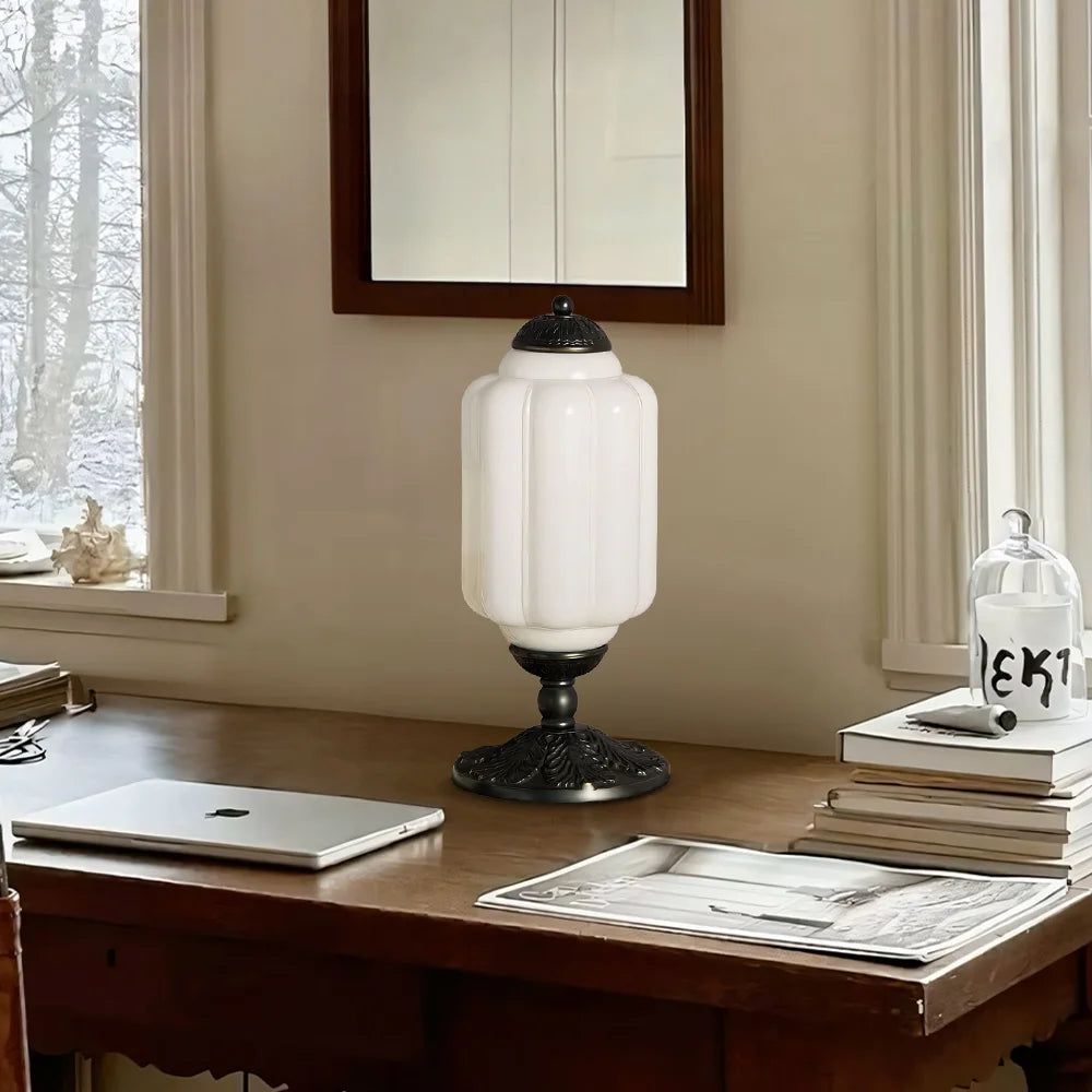 Lámpara de mesa vintage francesa Sif de cristal opalino.webp__PID:64a170a1-3c7e-4ae0-9889-b89205173cee