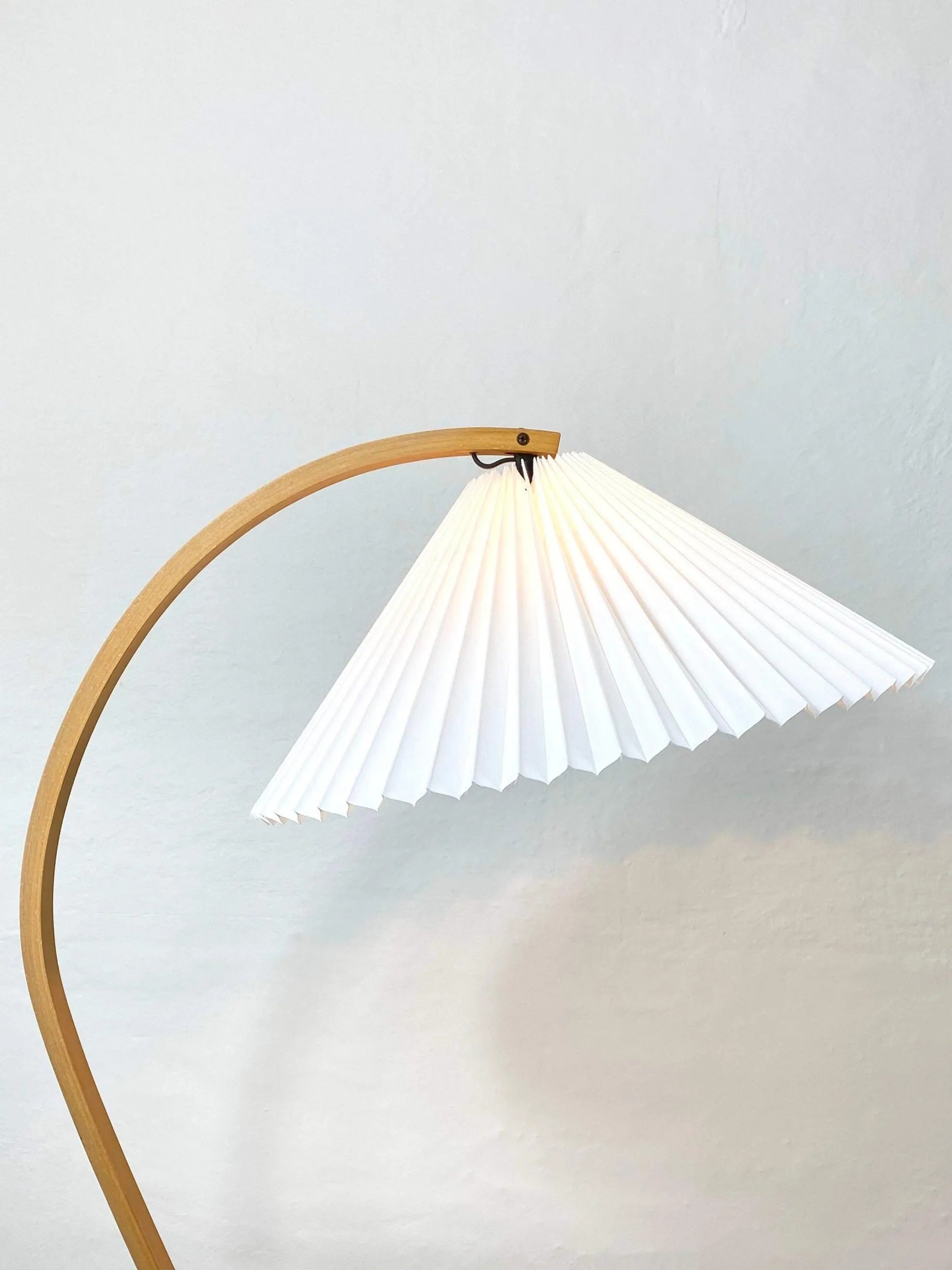 Signe Nordic gebogen houten vloerlamp 1.jpg__PID:c06ed312-fe3e-4d70-b935-0340c402d830