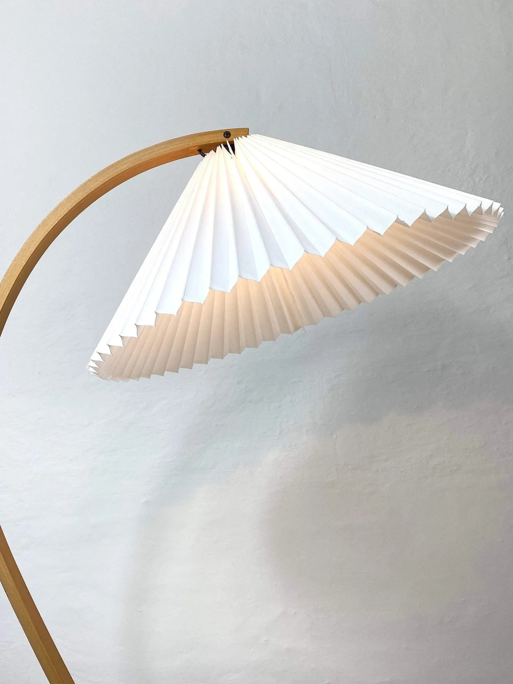 Signe Nordic gebogen houten vloerlamp2.jpg__PID:12fe3e8d-70b9-4503-80c4-02d830ce33e8