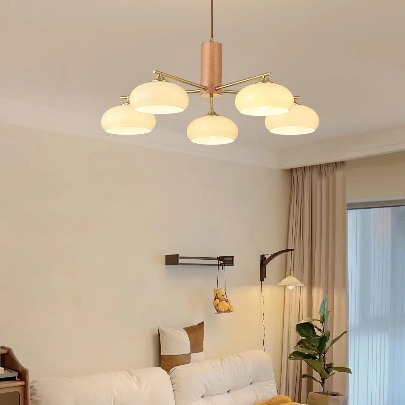 Clio Bauhaus Milchglas-Kronleuchter-2.webp__PID:edf0caa0-16ba-409e-beed-c41bd11be601