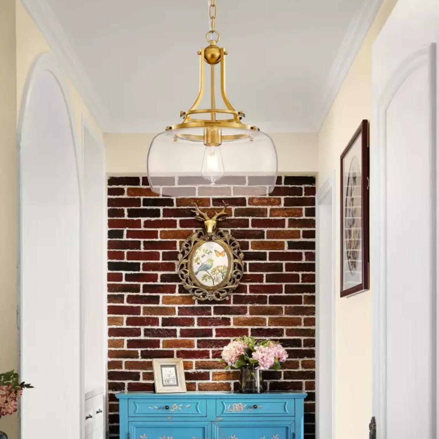 Elena Moderne Pendelleuchte mit Klarglaskuppel scene2.webp__PID:dc6abcb3-e2c5-48ce-b8a1-17d8522414af