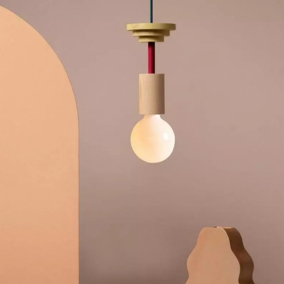 Suspension en bois géométrique multicolore Alvar scene11.webp__PID:b5b4428a-cf5c-4dae-a9ca-a3a0bc6de251