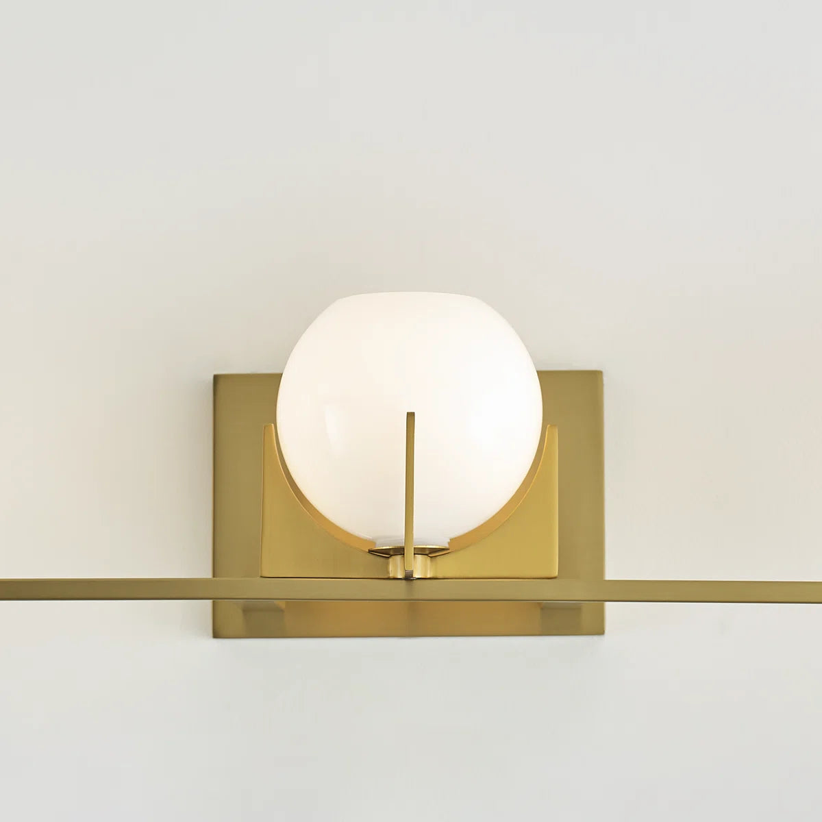 Chase Mid-Century Modern Runde Milchglas-Kosmetikleuchte aus Messing (8).webp__PID:6e5877e5-8d9b-4228-b52d-a0ac444fc53f