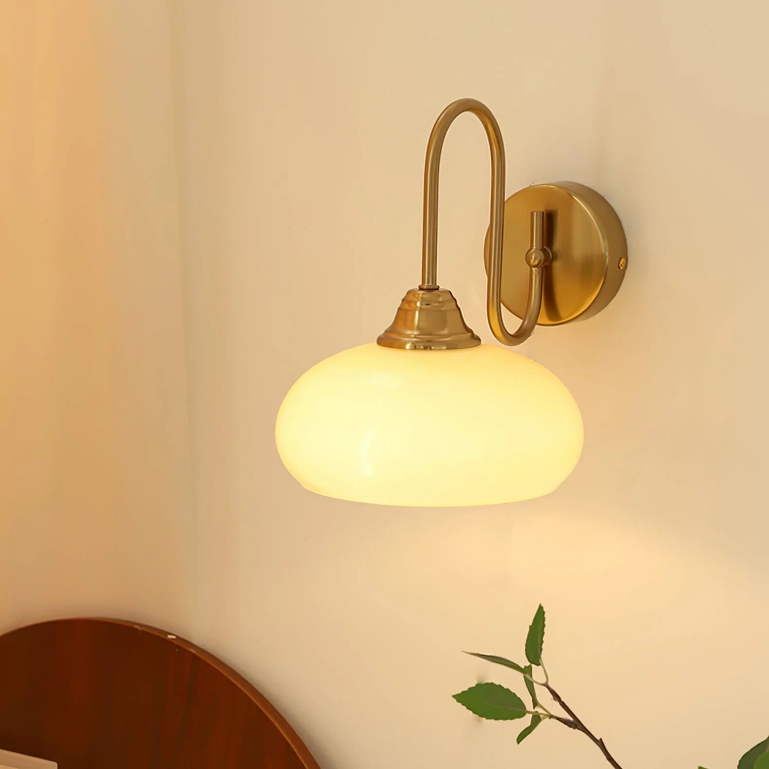 Calypso Bauhaus Zakrzywiona szklana lampa ścienna (24).webp__PID:c6e792c9-559c-42b6-a9e7-4d6547b45bd1