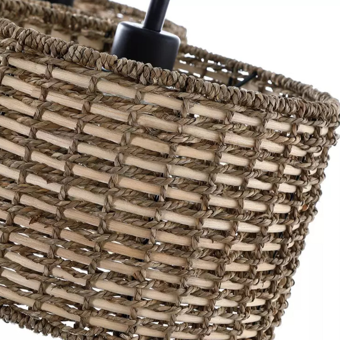 Luminária pendente estilo fazenda com 3 luzes em rattan trançado Sienna, detalhe 1.webp__PID:a8fb2ed5-2d2a-4b11-a79a-bcb477b1c675