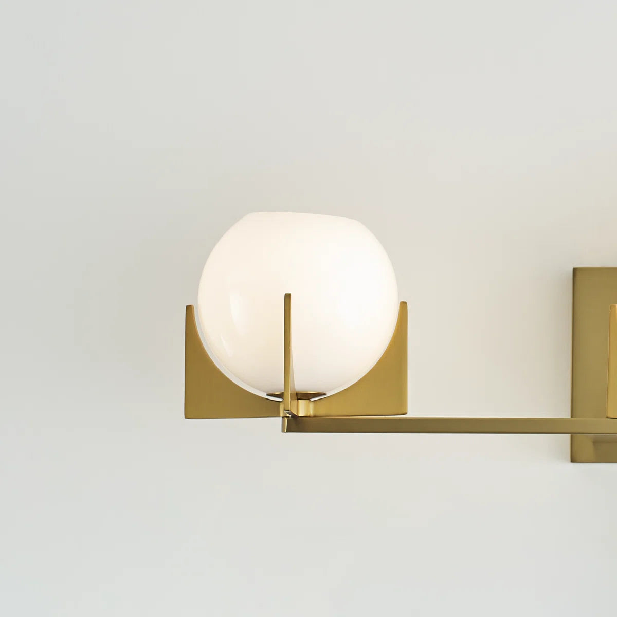 Chase Mid-Century Modern Runde Milchglas-Waschtischleuchte aus Messing (1).webp__PID:b106a4b3-5057-476e-9877-e58d9bc228b5