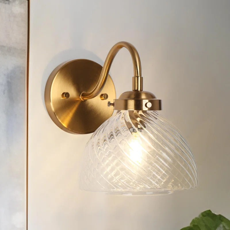 Elora Vintage Messing Wandleuchte mit gewirbeltem Glas scene3.webp__PID:2ec848eb-9f9c-44b7-b522-bbb9e1b08313