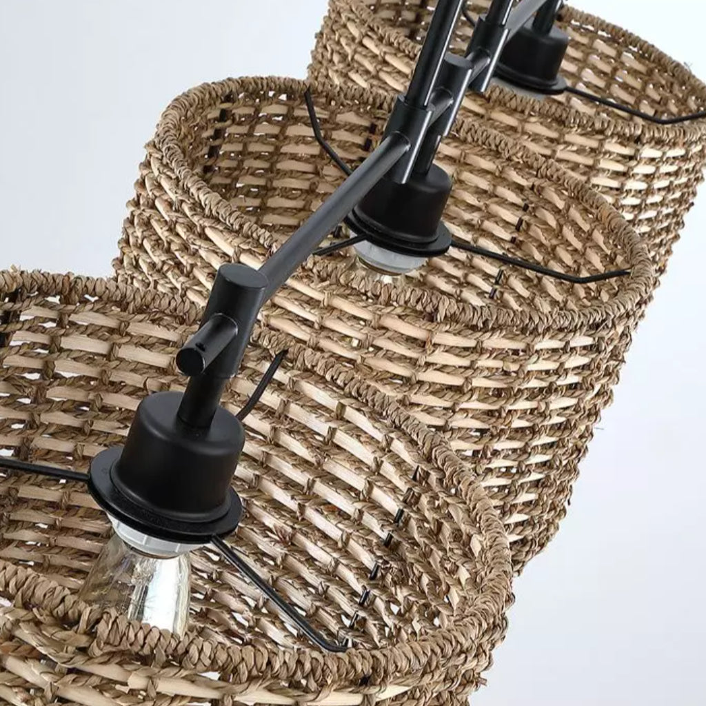 Luminária pendente estilo fazenda com 3 luzes em rattan trançado Sienna, detalhe 3.webp__PID:e8fdc875-6c38-4bda-8be8-0c0d79b48186