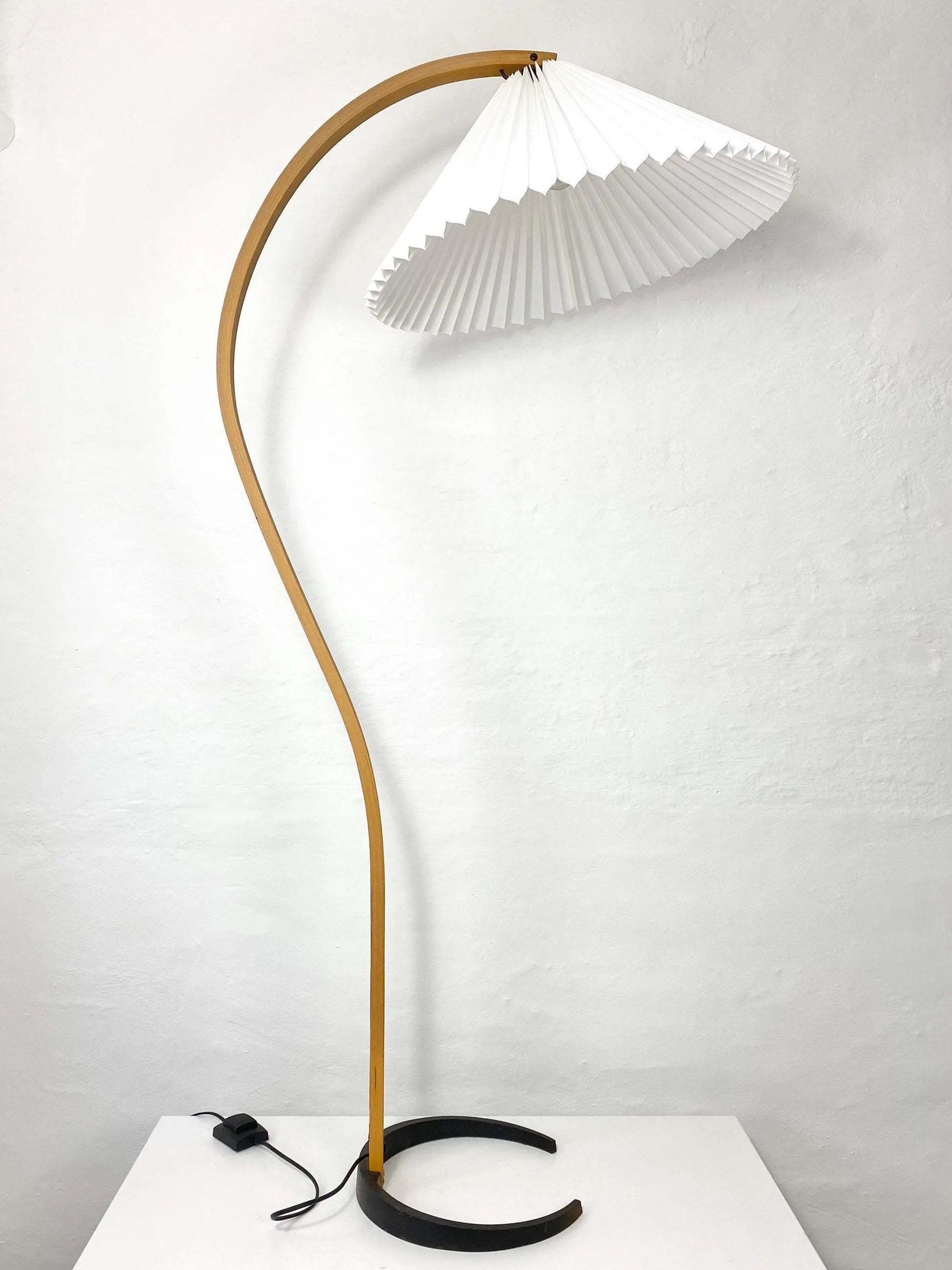 Signe Nordic gebogen houten vloerlamp 4.jpg__PID:6ed312fe-3e8d-40b9-b503-40c402d830ce
