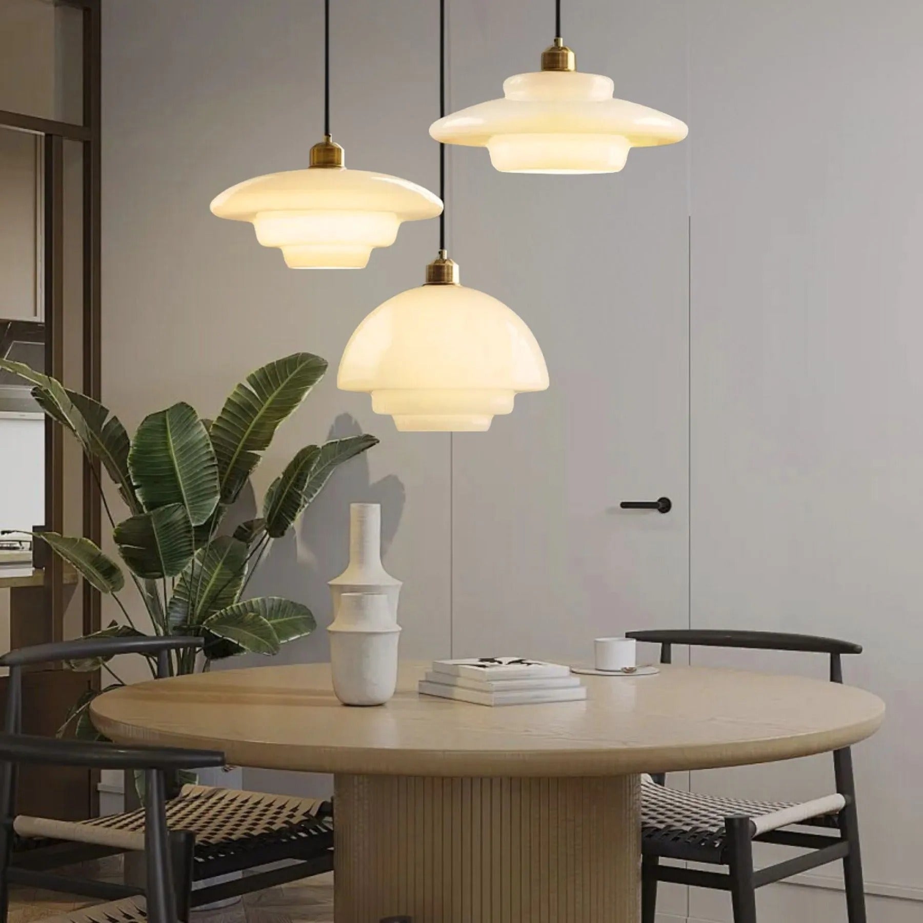 Moderne minimalistische Pendelleuchte aus Milchglas von Daphne scene15.webp__PID:bb413e3b-a0b3-4779-be59-f49006eb0a25