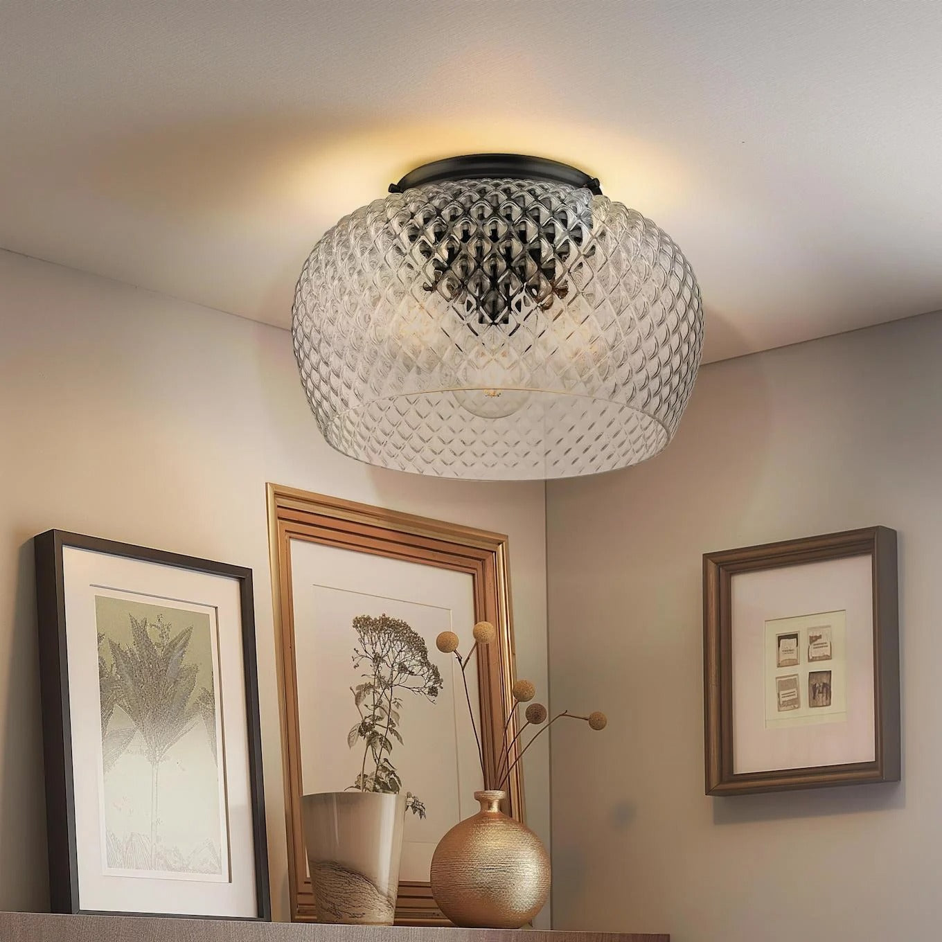 Lampa sufitowa Evander Vintage Brass Cut Glass Scene2.webp__PID:ac3be74a-335e-404f-95b8-6c701e962e2b