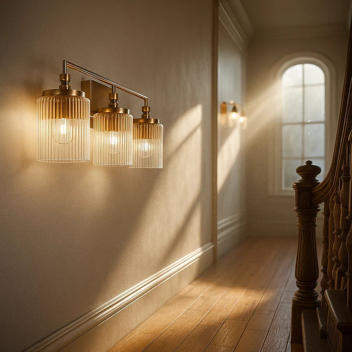 Eliot_Modern_3-Lichts_Geribbelde_Glas_Cilinder_Vanity_Wall_Lamp-cj1.webp__PID:55dfe44a-cd34-438d-89c1-bedf3979c560