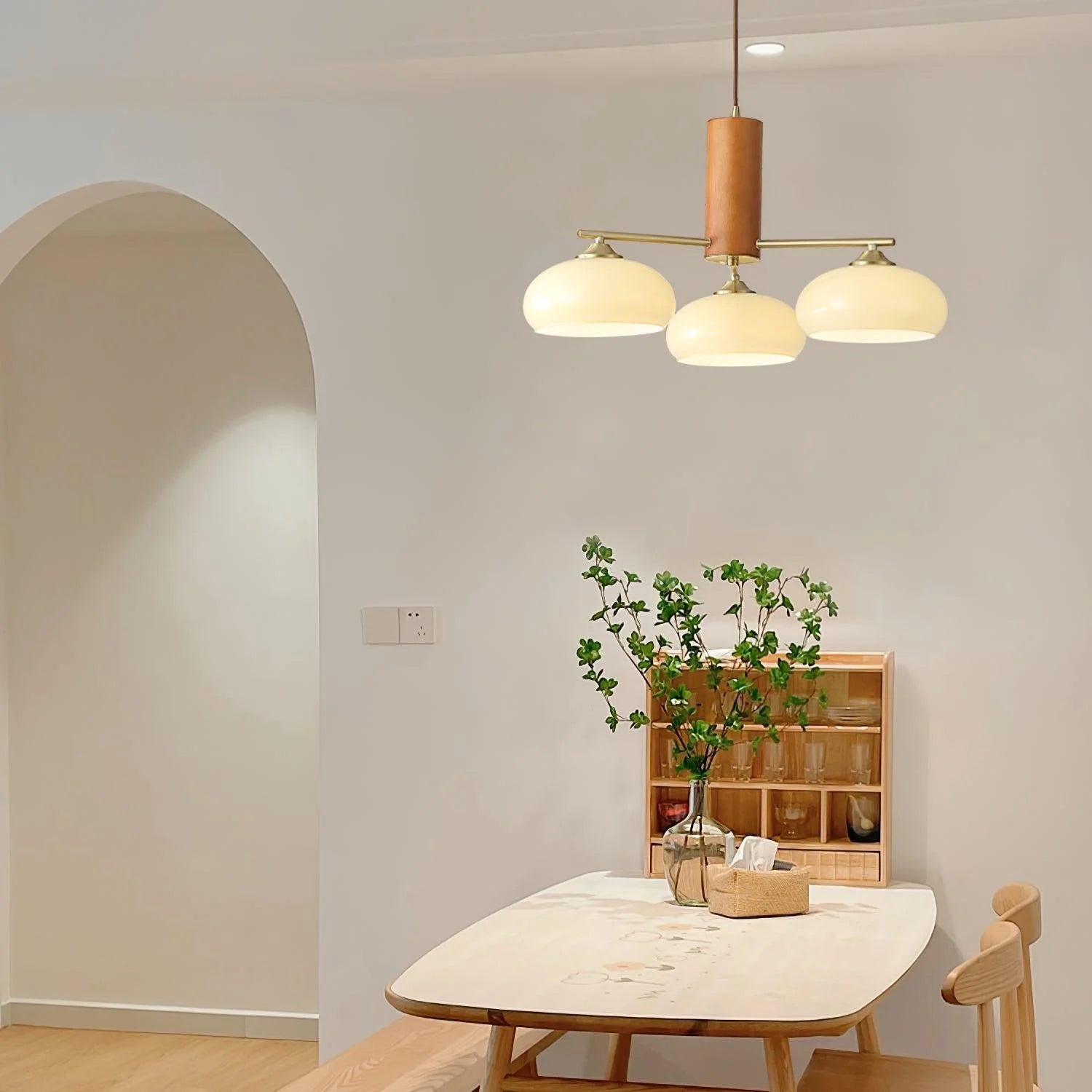 Clio Bauhaus Milchglas-Kronleuchter-5.webp__PID:109590c7-f7ca-486d-918b-d8fa20a1fd9c
