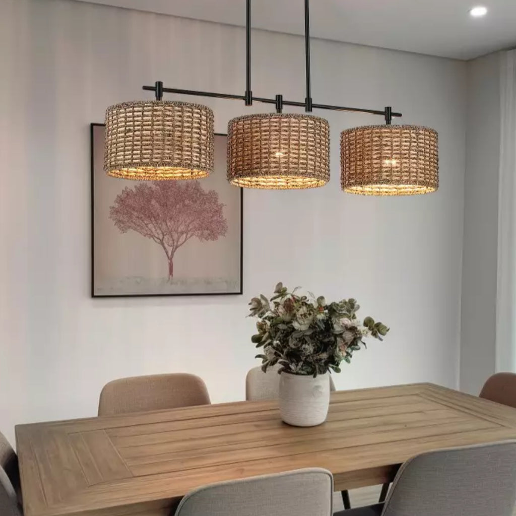 Luminária pendente de vime trançado Sienna com 3 luzes estilo fazenda scene2.webp__PID:f73423a7-6dac-49ef-8acf-6848c566e5b1