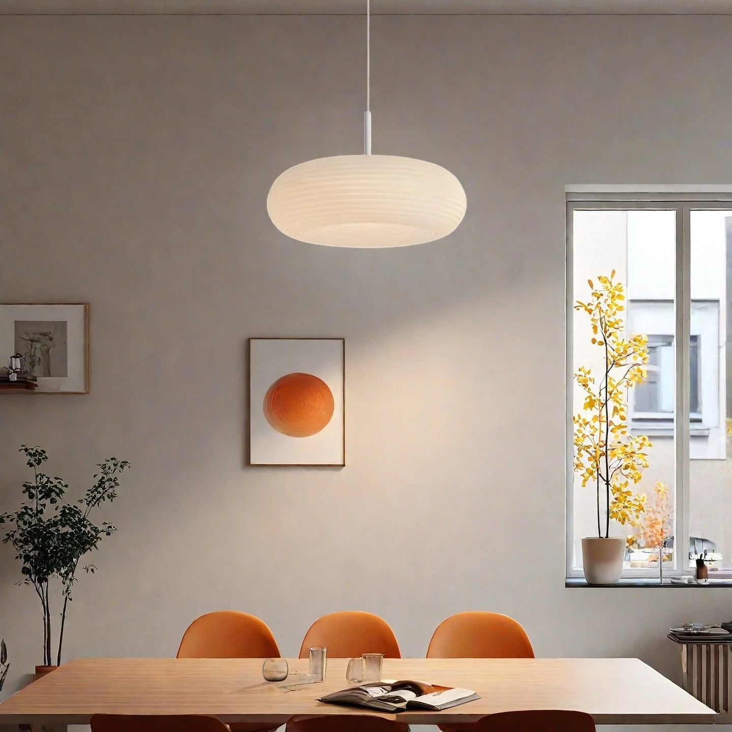 Lampada a sospensione rotonda Isaraine a strisce bianche crema-场景图-5.webp__PID:1ec19974-7d06-4bd0-8974-a7ffa4c278d9